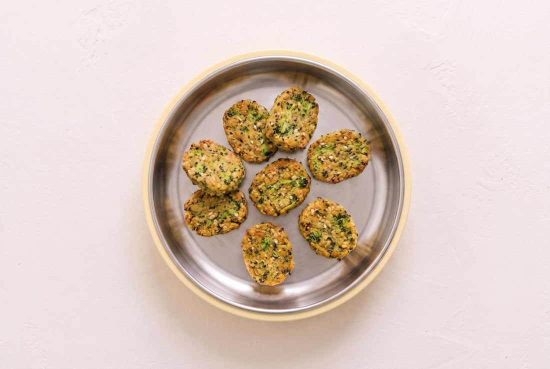 Brokkoli-Nuggets (vegan): grünes Fingerfood mit Brokkoli und Sesam ab 10 Monaten – fertiges Gericht von oben