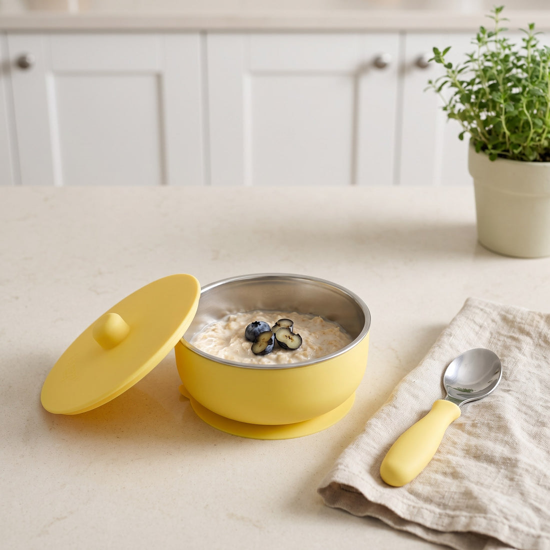 Porridge mit Blaubeeren in der happyhug Beikostgeschirr Schüssel